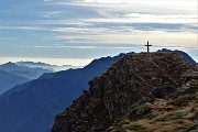 58 Vista sulla croce del Mincucco-torrione roccioso (1832 m)